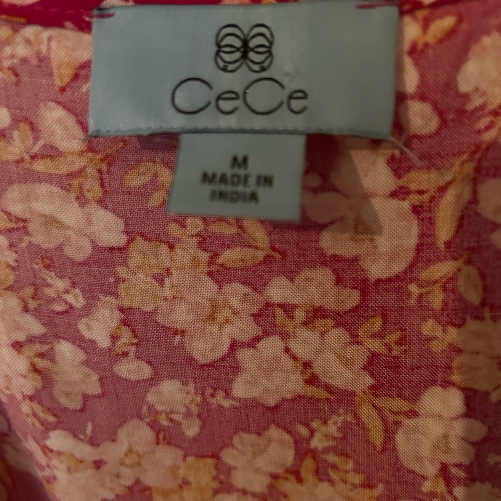 Cece ruffled short sleeve v-veck top with elastic waist size m
